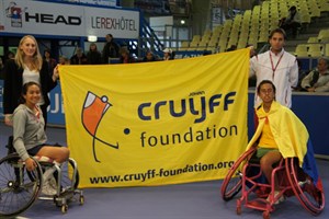 2012 Cruyff Foundation Junior Masters girls' singles finalists Angelica Bernal (COL) and Shelby Baron (USA)